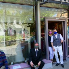 Die Einkleider fertigen Masken aus Funktionsstoff