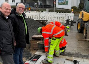 Schloßstrasse Bensberg: Symbolischer „Letzter“ Stein“ auf der Fahrbahn wurde gesetzt